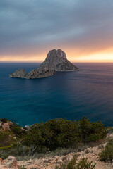 Es Vedra Felsen auf Ibiza bei Sonnenuntergang
