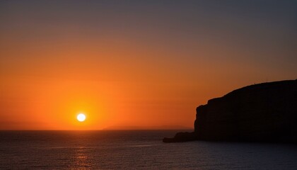 Generated image높은 절벽 위에 반짝이는 새벽녘의 태양, 어두운 하늘이 점차 물드는 장면