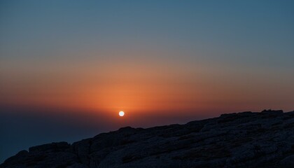 Generated image높은 절벽 위에 반짝이는 새벽녘의 태양, 어두운 하늘이 점차 물드는 장면