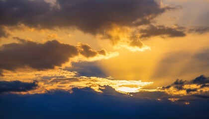 Fototapeta premium 구름이 걷히며 어두운 하늘 사이로 환하게 비치는 황금빛 태양