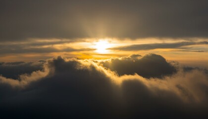 Fototapeta premium 구름이 걷히며 어두운 하늘 사이로 환하게 비치는 황금빛 태양
