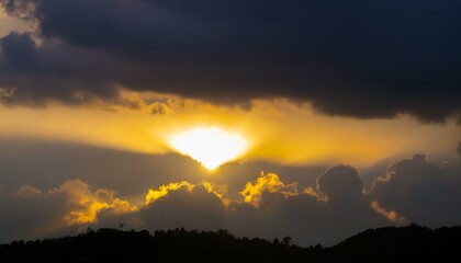 구름이 걷히며 어두운 하늘 사이로 환하게 비치는 황금빛 태양