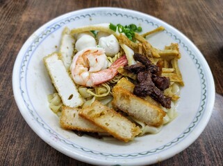 Noodles with seafood and pork toppings