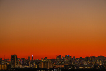 都会に浮かぶ夕焼け空