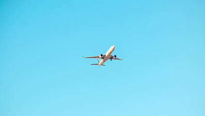 Fototapeta premium An airplane mockup flies on a clear blue sky conveying the idea of transportation for travel and leisure journeys._00001_