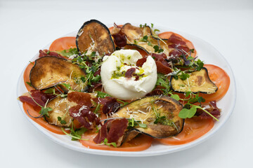 Ensalada de burrata con tomates y berenjenas