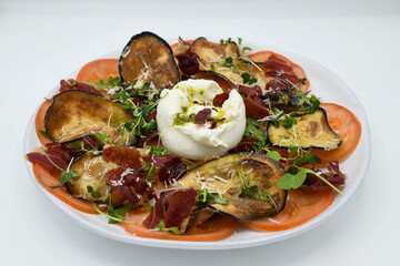Ensalada de burrata con tomates y berenjenas