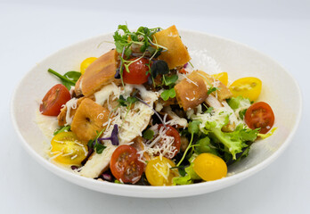 Ensalada César con pollo y verduras sobre un fondo blanco en el restaurante