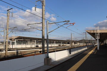 山口県の厚狭駅のホーム