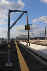 山口県厚狭駅のホームにある数字の８の標識