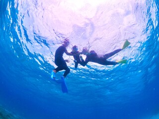 南国の青い海で親子シュノーケル