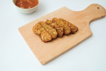Delicious fried tempeh or fried tempeh is ready to eat, with a white background.
