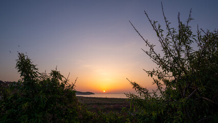 Amanecer panorámico de la playa en el Mediterráneo