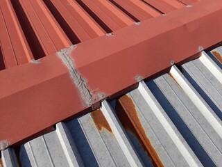Vecchia copertura in lamiera coibentata e lucernario di un capannone industriale abbandonato con...