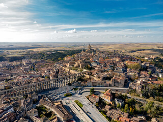 Fototapeta premium Panoramic aerial perspective of beautiful city of Segovia - Spain. View of Acueducto in background, on top of the hill is Cathedral of Segovia. Panoramic view of all region. 