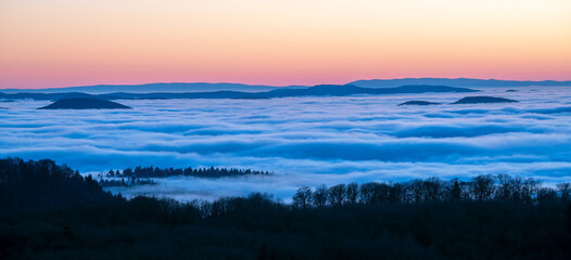 Nebelstimmung über dem Pfälzerwald an einem Wintertag kurz nach Sonnenuntergang