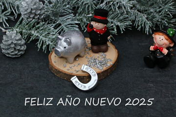 Tarjeta de felicitación de Año Nuevo: deshollinador con herradura, cerdo de la suerte y el texto Feliz Año Nuevo 2025.