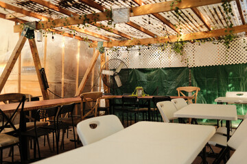 Terraza interior de una cafetería a plena luz del sol