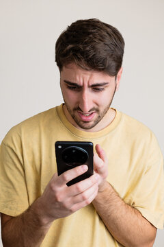 ragazzo preoccupato al telefono