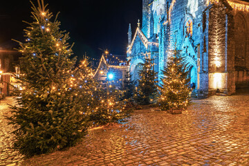 Sous la magie des illuminations de No&euml;l, Locronan d&eacute;voile ses traditions bretonnes et son architecture m&eacute;di&eacute;vale dans un d&eacute;cor f&eacute;&eacute;rique.