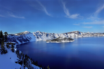 Obraz premium Crater Lake, Oregon during the cold of Winter