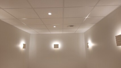 Espace Dortoirs de Petite enfance avec appliques type biscuit et spots encastrés led