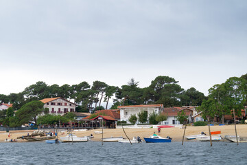 casas a pie de playa y barcos en la orilla