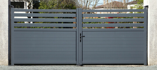 Portail gris en aluminium d'une maison	