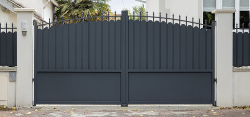 Portail métallique gris d'une maison	