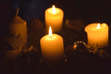 Dritte Kerze am Adventskranz brennt - Kerzenlicht