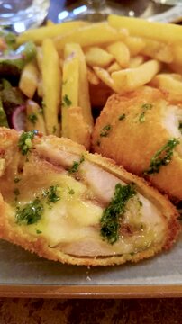 cordon bleu et frites, en gros plan