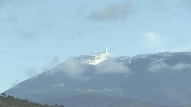 vue du Mont Ventoux enneig&eacute; au mois de d&eacute;cembre