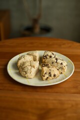 手作りのスコーンを皿に並べたところ