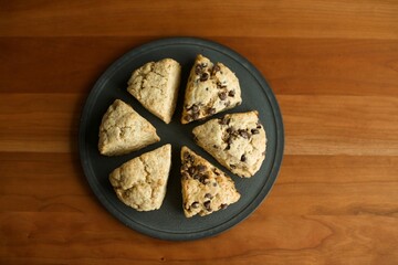 手作りのスコーンを皿に並べたところ