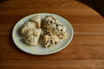 手作りのスコーンを皿に並べたところ