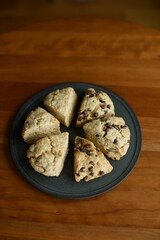 手作りのスコーンを皿に並べたところ