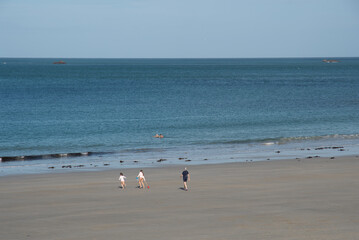 Des gens sur une plage en Bretagne
