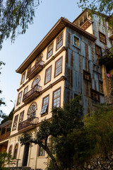 CASA DEL BARRANCO JUNTO AL CAMINO PASEO 3 DE NOVIEMBRE EN CUENCA - ECUADOR