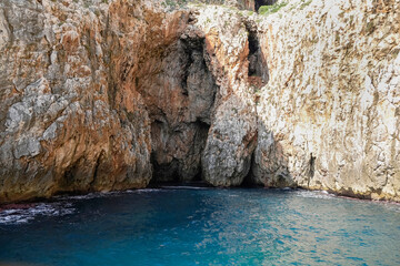 Meereshöhle an der Küste von Santa Maria di Leuca, Apulien