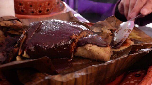 Probar tamal oaxaque&ntilde;o con mole negro, desayuno