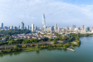 Obraz premium Aerial view showcasing the vibrant autumn colors of Xuanwu Lake and the skyline of Nanjing under a clear sky