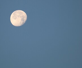 早朝の月　冬の風景