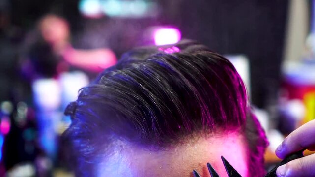 Fijaci&oacute;n de peinado en barber&iacute;a 
