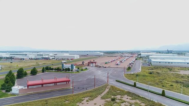 Vista a&eacute;rea de un parque industrial con zonas verdes
