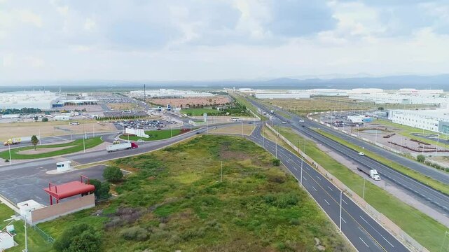 Vista a&eacute;rea de un parque industrial con zonas verdes