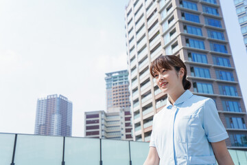 外を歩く看護師