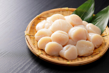 ザルに山盛りにした北海道産の帆立の貝柱