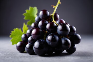 Fototapeta premium there is a bunch of grapes that are on a table