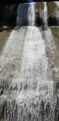 Naturaleza: hilo de plata en la roca