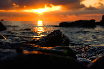 ＜夜明けの景色＞鐙瀬溶岩海岸の波飛沫